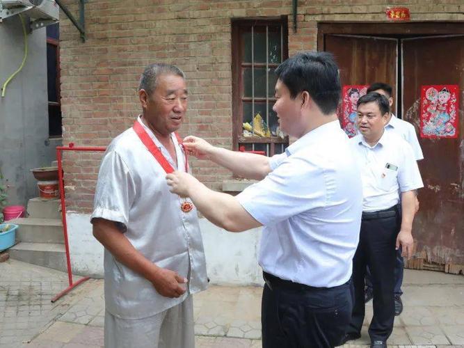 县委书记冯向军,县委副书记,县长刘兵开展"七一"走访慰问活动