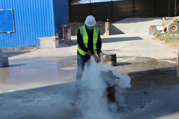 救援组根据灭火方案接通应急消防栓采用水枪,干粉灭火器,消