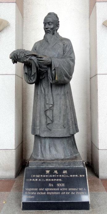 济南泉城广场人物造像