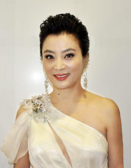 李玲玉大气亮相"母亲中国"慈善盛典 诵读"母亲日记"声