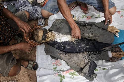 每3年,他们就会挖出亲人的尸骨精心打扮