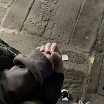 手拉手情侣头像一男一女半个身体部位两个人手拉手背