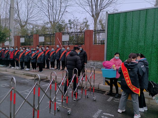 郑州高新区八一中学团员志愿者积极行动助力学生返校