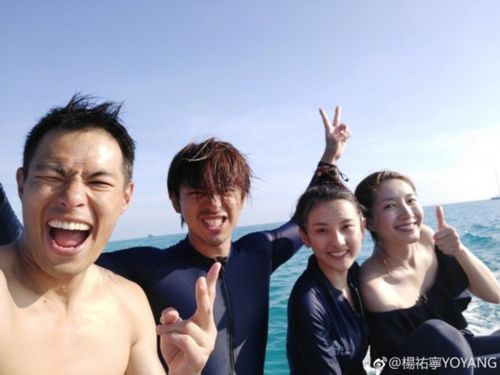 杨佑宁晒照想念花少团 照片上的江疏影脸似乎发福了