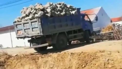 看这泥头车卸车,说实话有点害怕