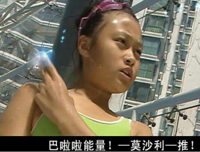 在游泳池的时候,美琪还用魔法直接把人家严莉莉丢到了水里面,可是这个
