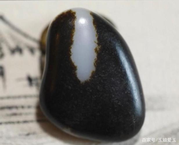 和田玉籽料黑皮料