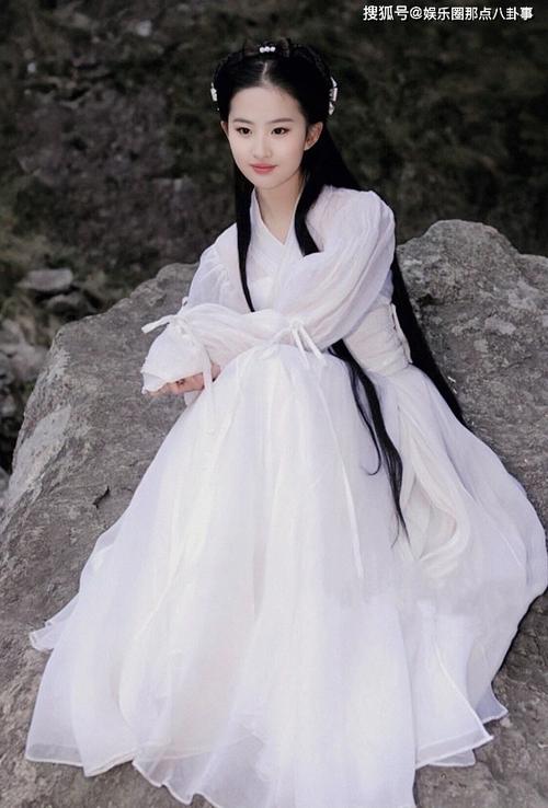 刘亦菲《神雕》剧照曝光 雨中骑马画面唯美