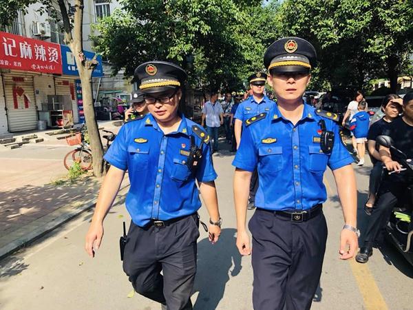 合肥战高温我在现场巡查一上午庐阳城管执法队员衣服拧出半个水杯汗