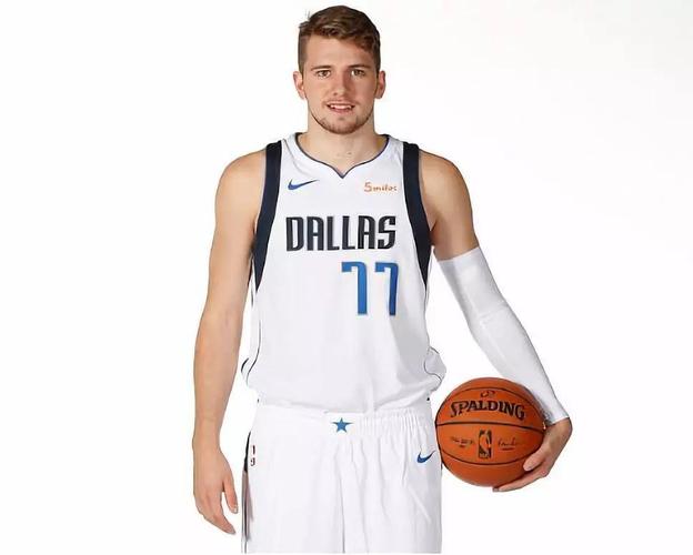 本场比赛,小牛队的新秀东契奇的个人表现非常出色.