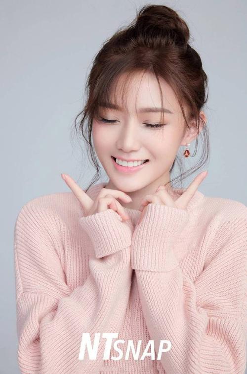 升级辣妈陈意涵依旧清纯可人,丸子头粉色毛衣造型有萌