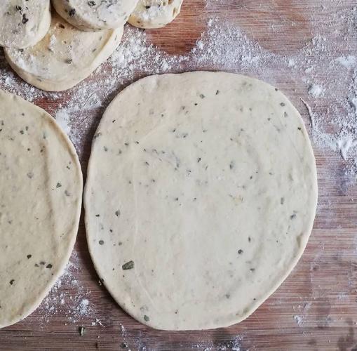 椒叶油饼的制作过程