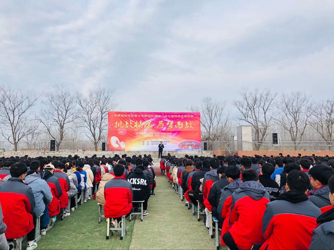 伴随着阵阵掌声郑秀云校长为报告会致开幕辞,梦想和激情逐渐点亮了