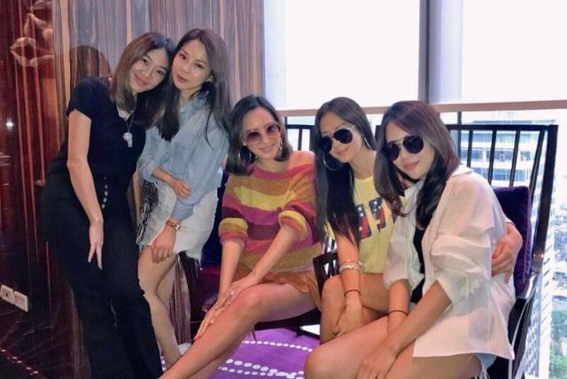 关颖与名媛闺蜜聚会秀长腿 巧妙遮8个月孕肚