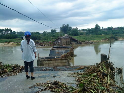 廉江雅塘沙坡桥被冲毁 群众出行难