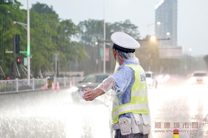 交警雨中执勤.jpg
