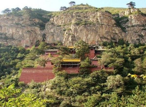 恒山分为前山和后山两部分,前室是寺庙群,后山是自然风景,相对来说