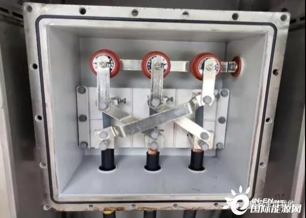 2电缆检 修井接地箱内部交叉互联方式为"捺-捺-撇",三相顺序为a,b,c