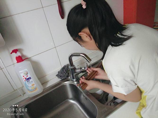以后在家多帮妈妈洗碗,辛苦了一天得妈妈,让他们多休息一会儿.