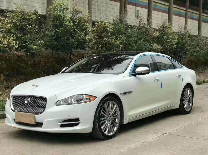 捷豹xjl看上去充满了运动与现代的感觉