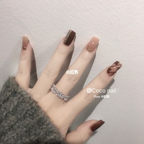 冬日手绘千鸟格棕色和粉色的搭配美甲_冬天去哪玩_搭配_手绘_显白