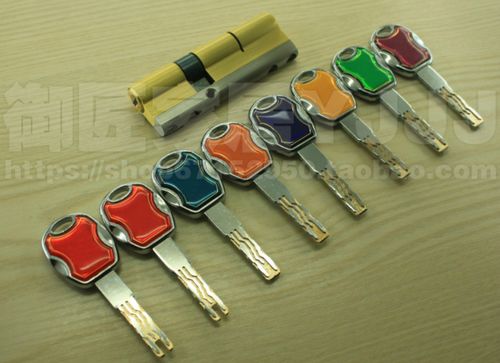 口特种叶片"(每个叶片设有多个假口,当原配钥匙轨道进入真口达到开启