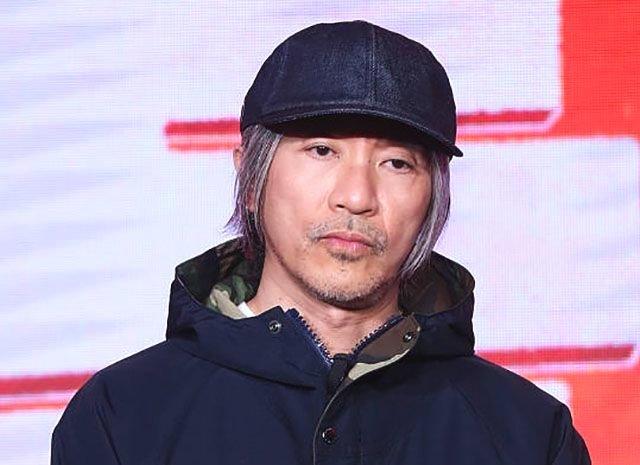 有种固执叫周星驰的发型,57岁出场必戴帽子,网友:不染个发吗?