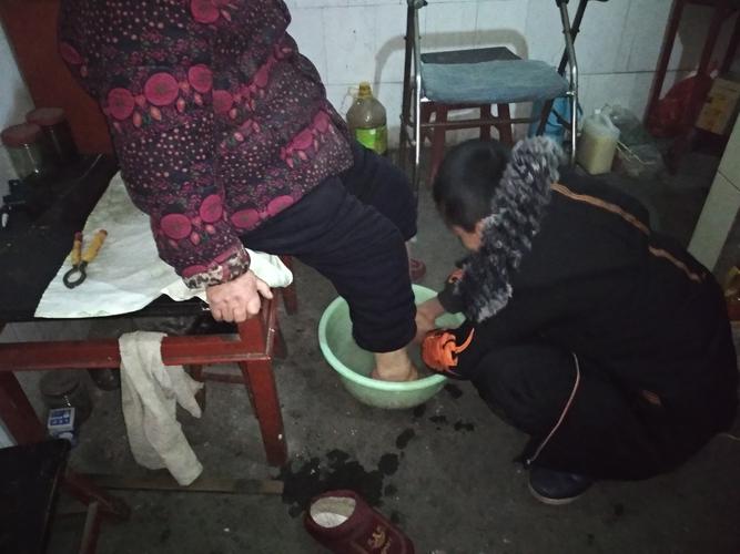 我给奶奶洗脚