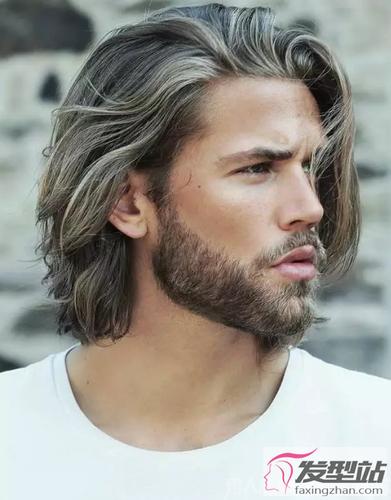 那么,男生留长发是什么样子的?留什么长发造型好看呢?这几款男
