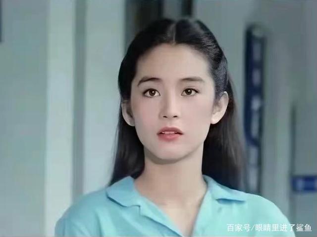 林青霞的嘴唇形状比较薄,且有些轻微的嘴唇下垂,所以不笑的时候会感觉