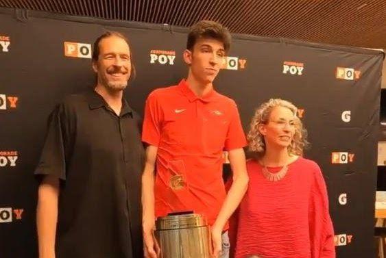 2021届冈萨加中锋切特-霍姆格伦荣获佳得乐奖最佳球员