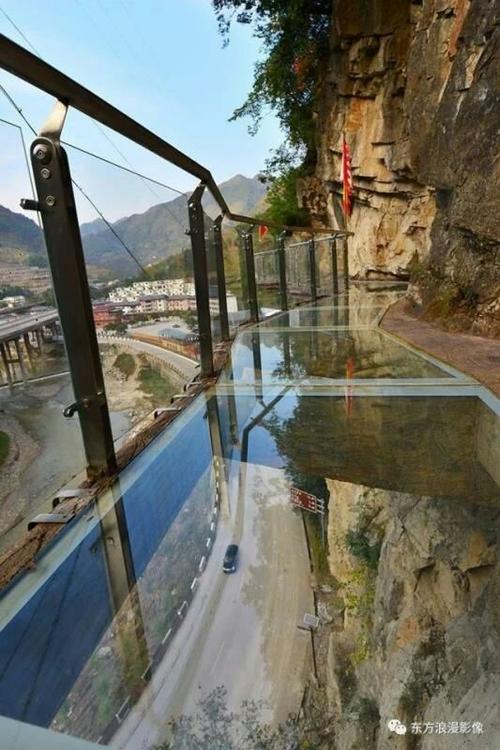 峻,险,秀;穿越千年 秦楚古驿道,古驿站,悬崖栈道;还可以体验 玻璃栈道