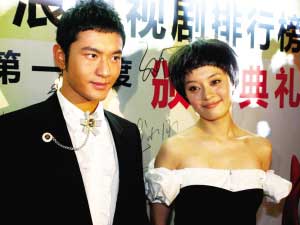 图为黄晓明和孙俪在颁奖现场. 本报记者 王铮 摄