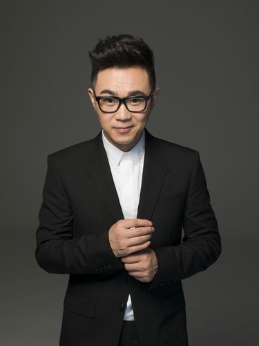 董成鹏大鹏帅气黑白西装大片写真集合 董成鹏写真图片