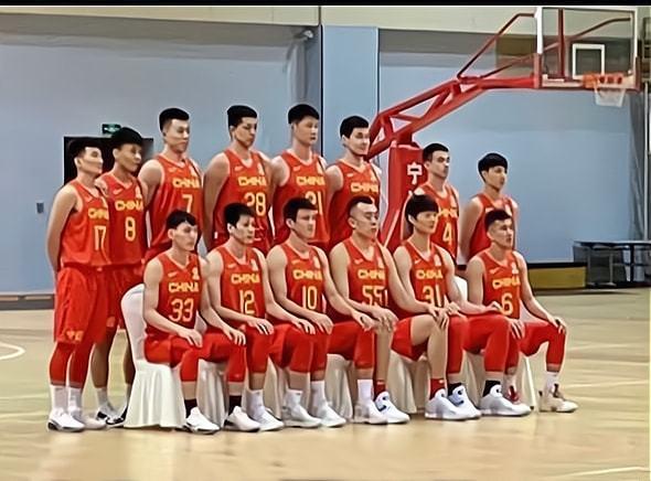 中国男篮14人合照出炉韩德君周鹏稳坐c位沈梓捷摘掉护具