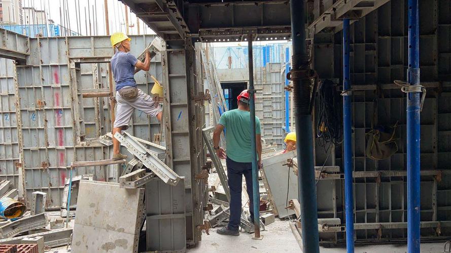 6-1#楼十六层墙柱十七层梁板铝模板拼装(铝模工3人)