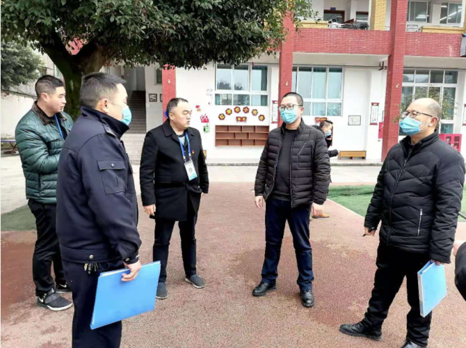 泸县得胜镇镇长毕学检查学校安全工作