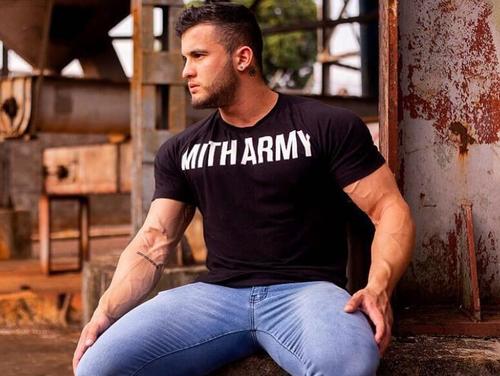 22岁巴西健美小伙,五年成功逆袭为肌肉男,身材好长的帅让人羡慕