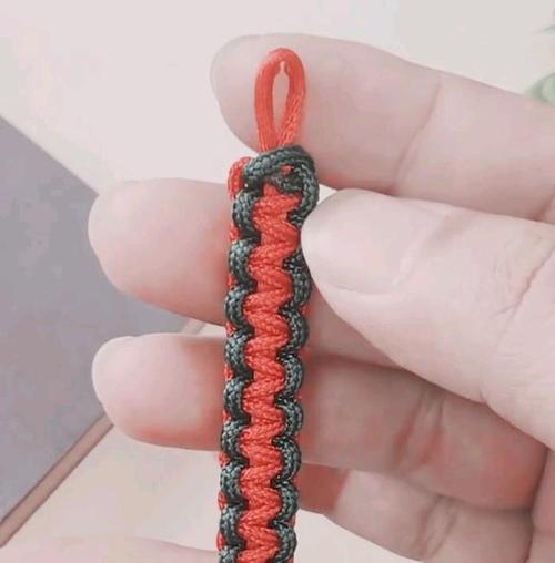 用粗线手工编织适合男士佩戴的双色平结手链图解教程