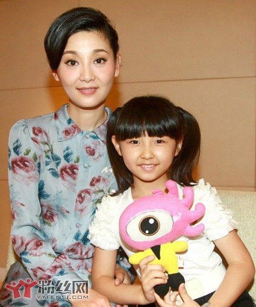 张子枫父母叫什么 张子枫父母及全家福