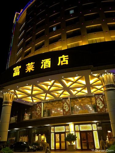 床铺很大,设备齐全,干净卫生