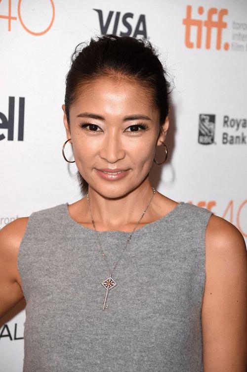 梁静真有大女人范儿灰色背心裙斯文低调肤色深也不影响魅力