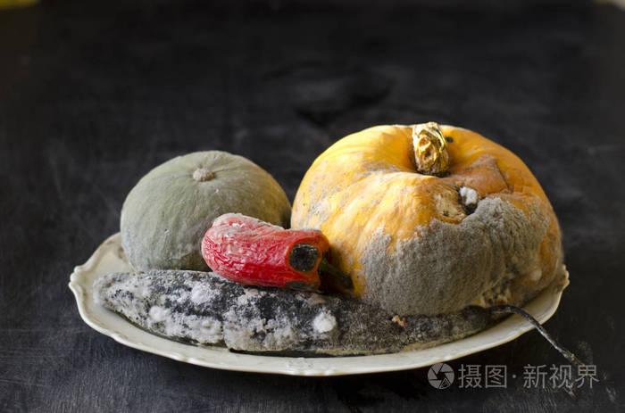 白色陶瓷板材中的各种腐烂蔬菜