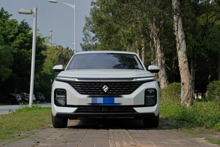 新宝骏rc-5对上伊兰特,颜值要pk,车联网也要