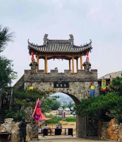 杨贵妃墓位于陕西省咸阳市马嵬驿街道西500米处,距西安63公里.