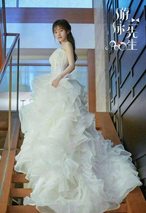 杨紫穿婚纱,热巴穿婚纱,鞠婧祎穿婚纱,看到关晓彤:羡慕鹿晗!