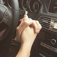 情侣开车十指紧扣图片 车内情侣十指相扣唯美图【点击鼠标右键下载】