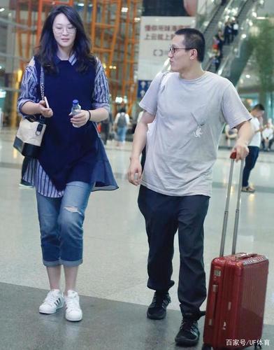 惠若琪夫妇现身机场,被细心呵护女神一脸幸福,老公187身高成谜