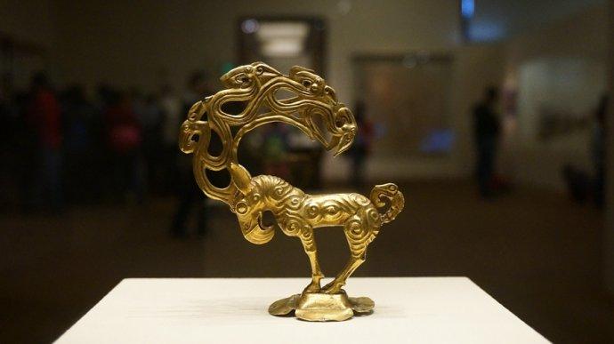 金腰牌饰和穿针,徐州博物馆,出自狮子山汉墓