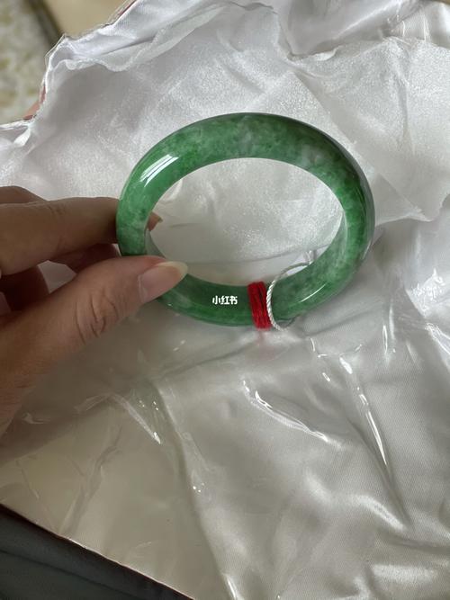 满绿翡翠手镯,应该是豆种吧_翡翠手镯_翡翠_珠宝_手镯